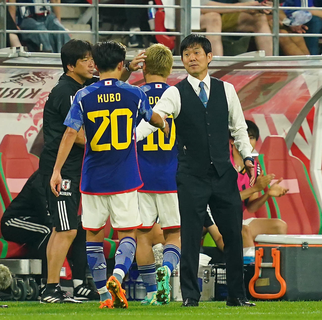 日本対エルサルバドル　後半、森保監督（右）は交代した久保を出迎える。左は名波コーチ（撮影・垰建太）