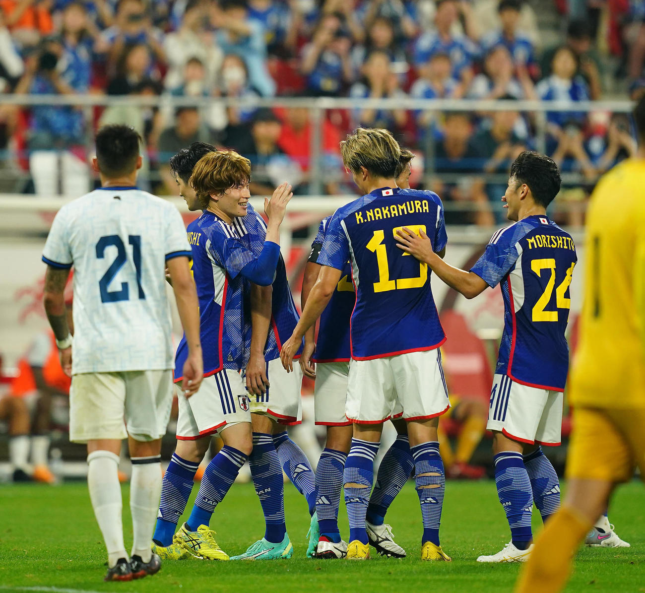 日本対エルサルバドル　後半、ゴールを決めチームメートと喜び合う古橋（左から2人目）とアシストした相馬（右）（撮影・垰建太）
