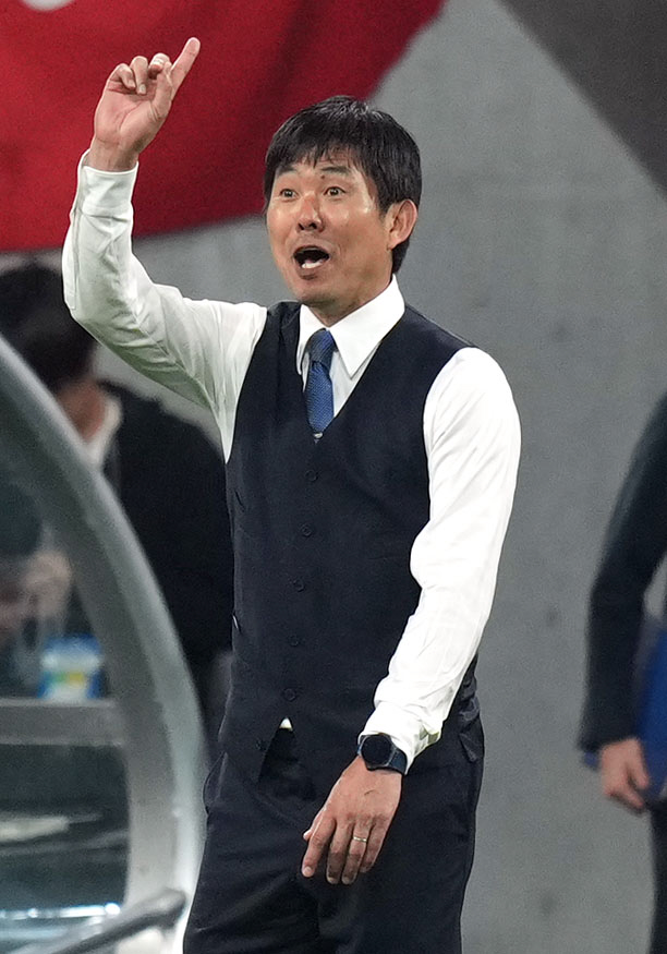 日本対エルサルバドル　後半、ピッチサイドで戦況を見守る森保監督（撮影・狩俣裕三）