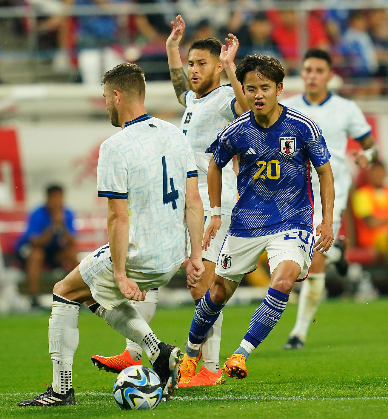 日本対エルサルバドル　後半、相手の股を抜いて中村のゴールをアシストするパスを出す久保（右）（撮影・垰建太）