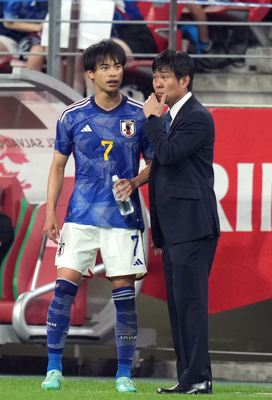 日本対エルサルバドル　前半、話をする三笘（左）と森保監督（撮影・狩俣裕三）