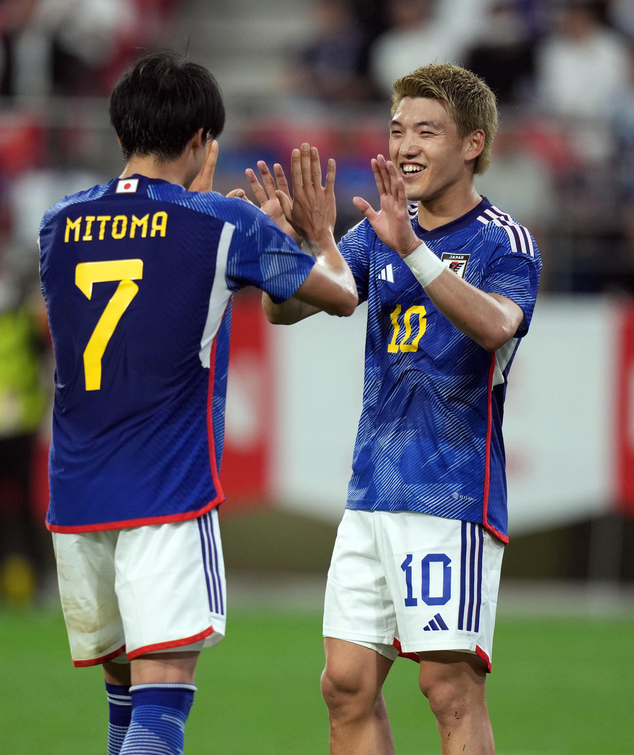 日本対エルサルバドル　前半、三笘（左）が放ったシュートのこぼれ球を押し込んだ堂安は笑顔（撮影・狩俣裕三）