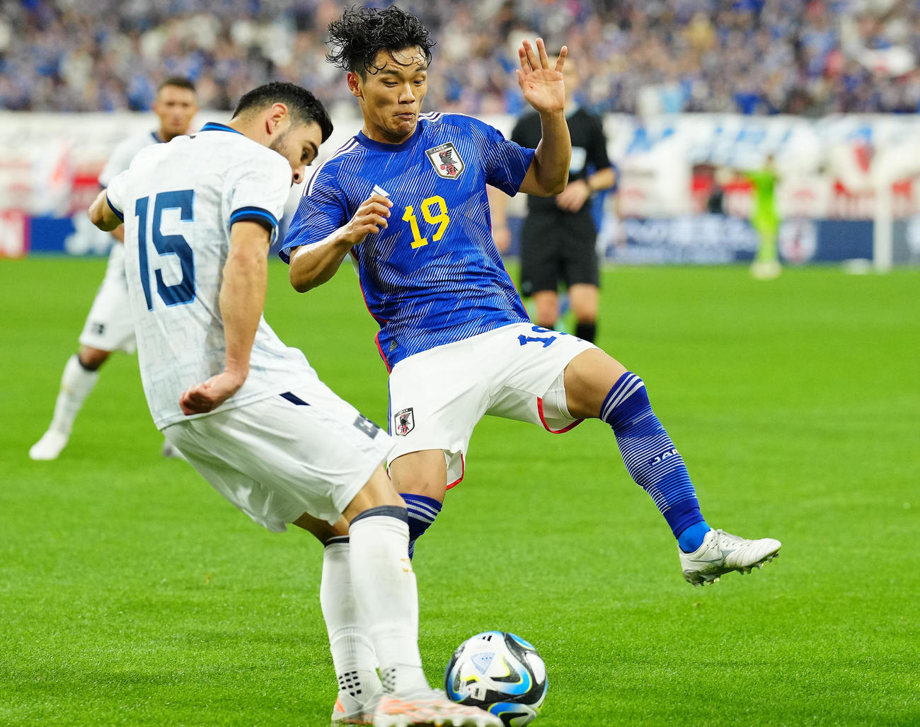 日本対エルサルバドル　後半、プレッシャーをかける旗手（撮影・垰建太）