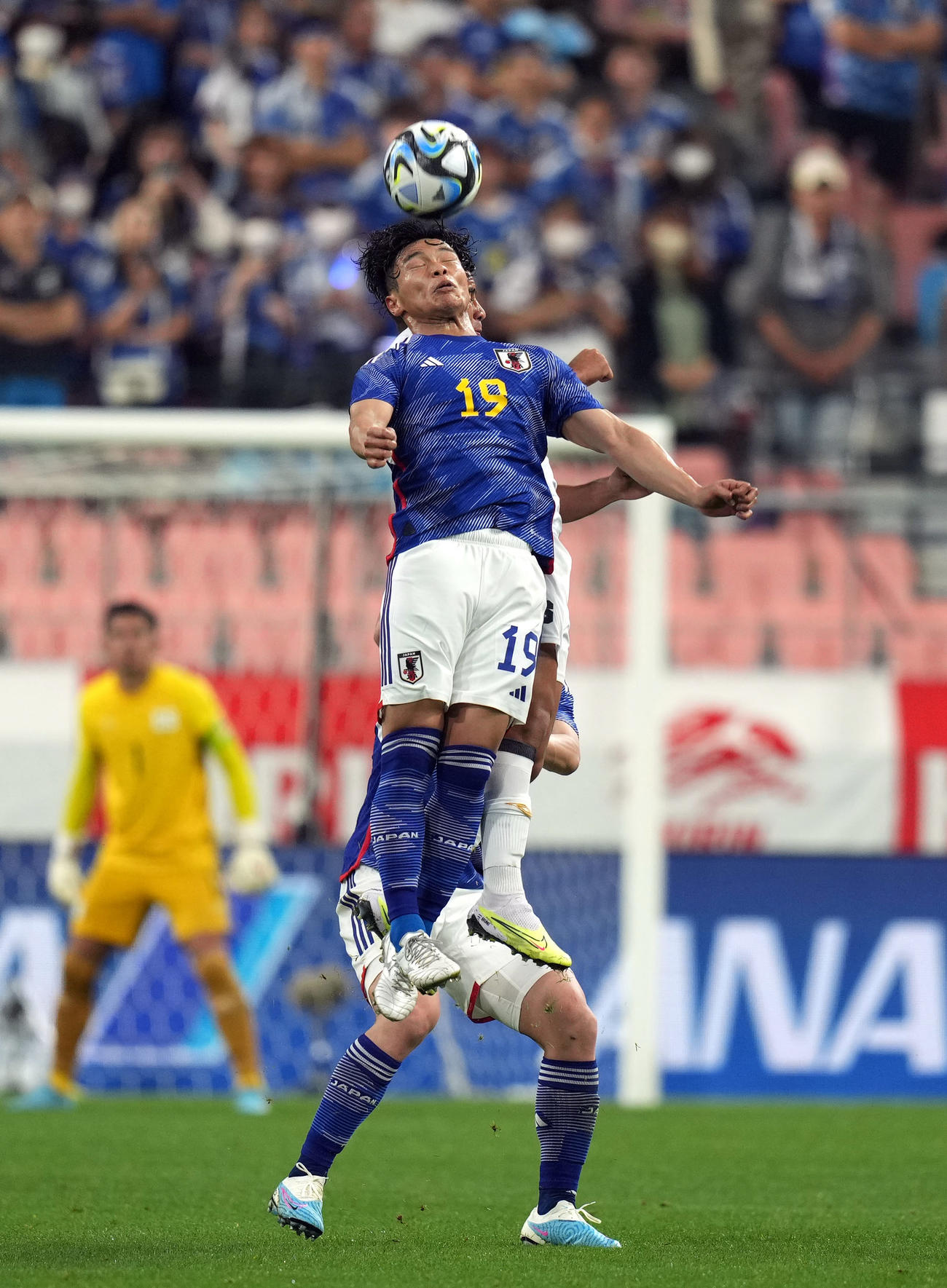 日本対エルサルバドル　後半、ハイボールを競り合う旗手（撮影・狩俣裕三）