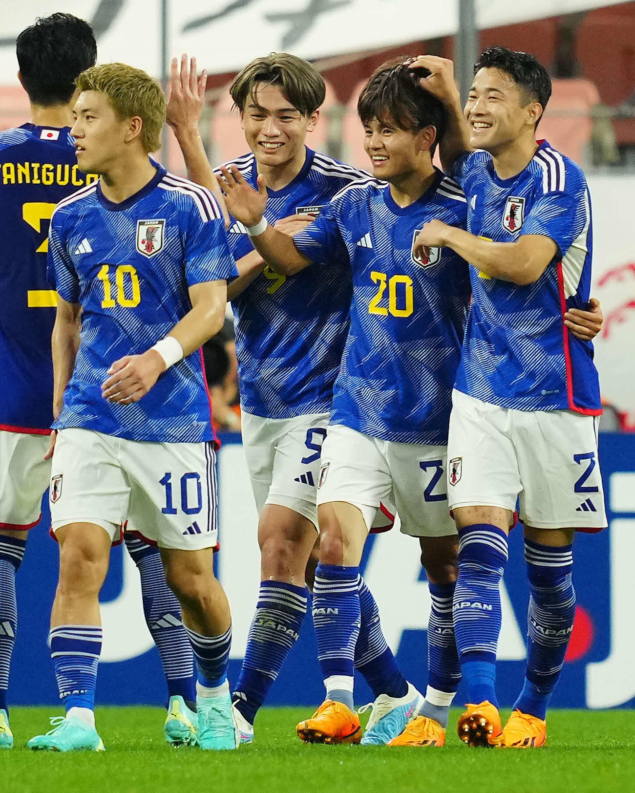 日本対エルサルバドル　前半、ゴールを決めた久保（右から2人目）は仲間の祝福に笑顔を見せる。左から堂安、上田、1人おいて菅原（撮影・垰建太）