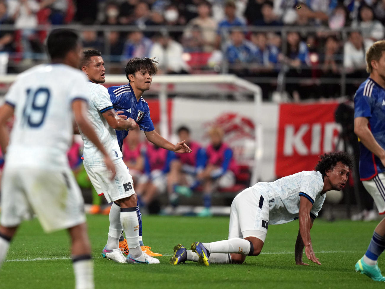 日本対エルサルバドル　前半、ミドルシュートを決める久保（左から3人目）（撮影・狩俣裕三）