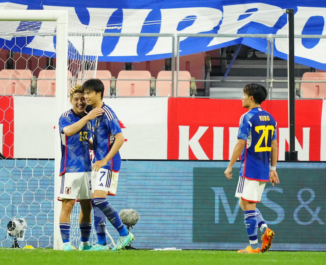 日本対エルサルバドル　前半、三笘のシュートから堂安（左）が3点目を決め喜び合う。右は久保（撮影・垰建太）