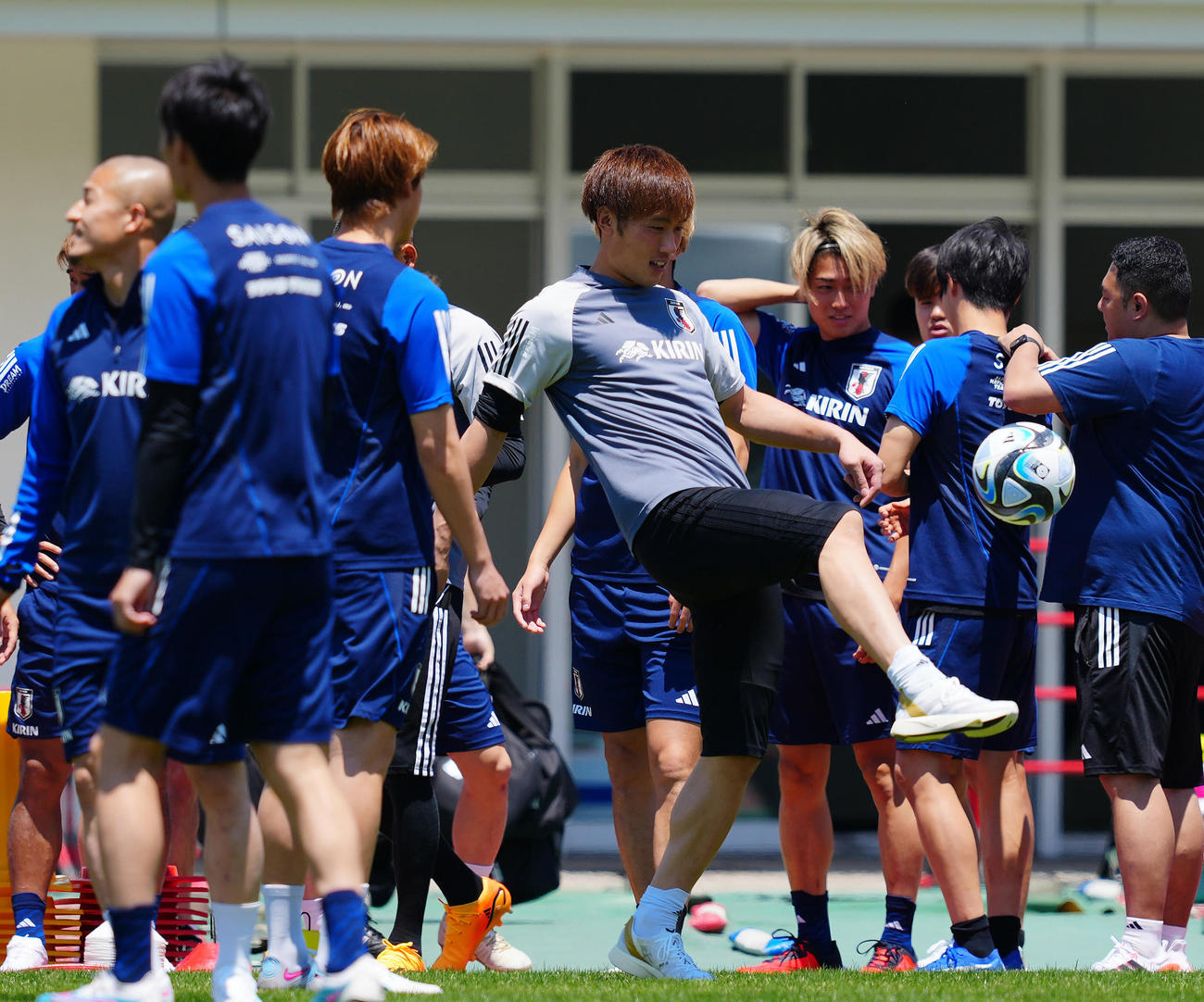 リラックスした表情でボールを蹴るGK大迫（中央）（撮影・垰建太）