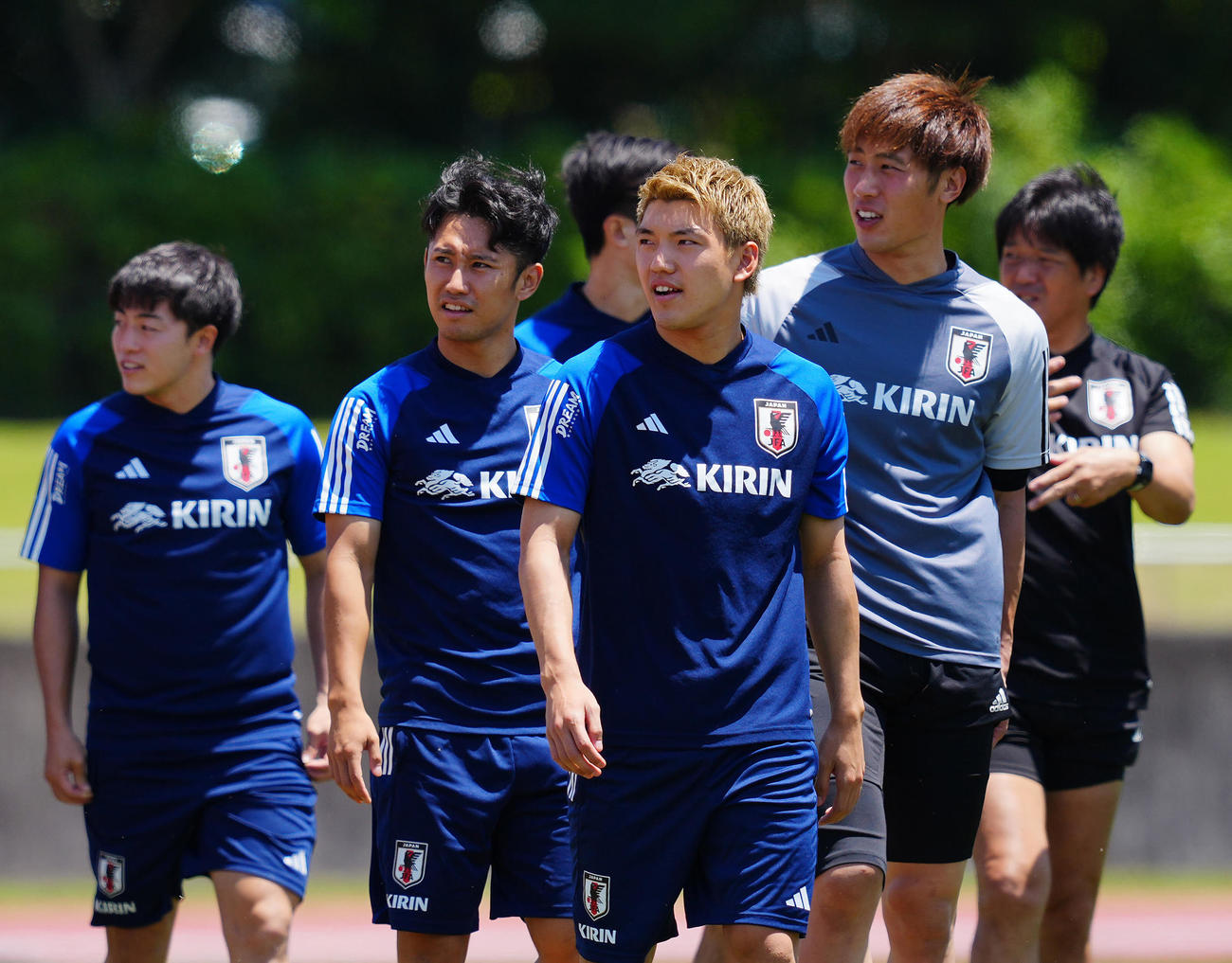 リラックスした表情で軽めの調整を行う堂安（中央）ら前日出場組の選手たち（撮影・垰建太）