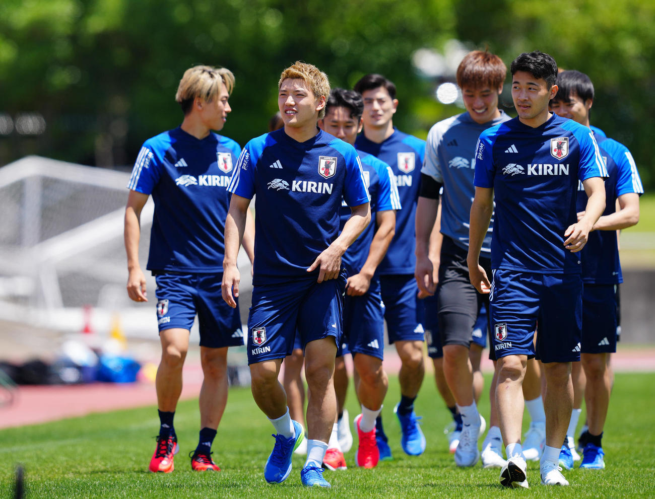 リラックスした表情で軽めの調整を行う堂安（中央）ら前日出場組の選手たち（撮影・垰建太）