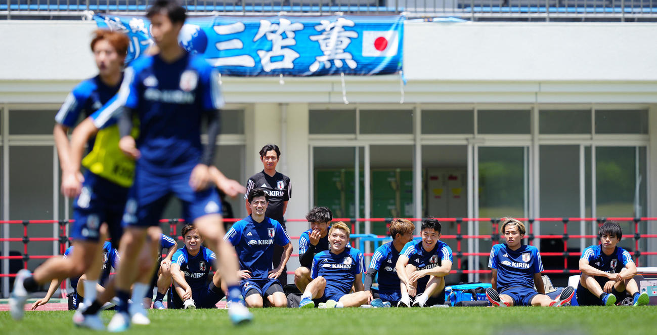 軽めの調整を終え別調整の選手たちの練習を見つめる堂安（中央）ら選手たち。右から三笘、中村敬、菅原、守田、1人おいて、旗手、谷口、久保（撮影・垰建太）