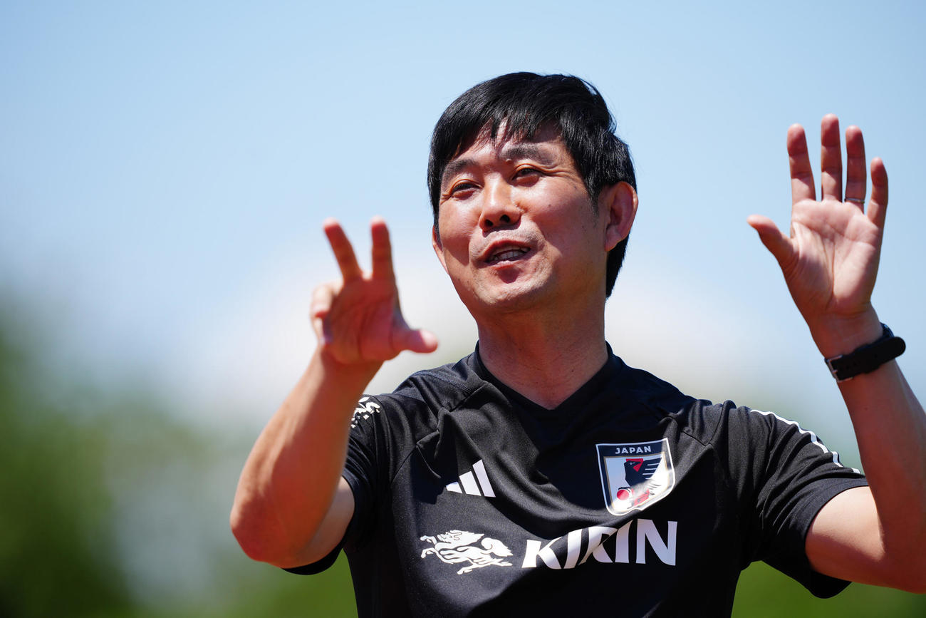 練習前、笑顔を見せる森保監督（撮影・垰建太）