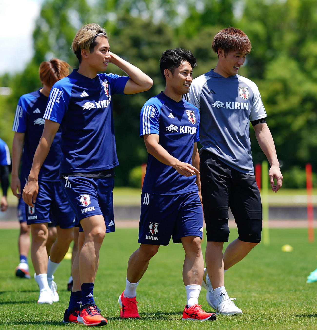 軽めの調整を行う森下（中央）、中村敬（左）、GK大迫（撮影・垰建太）