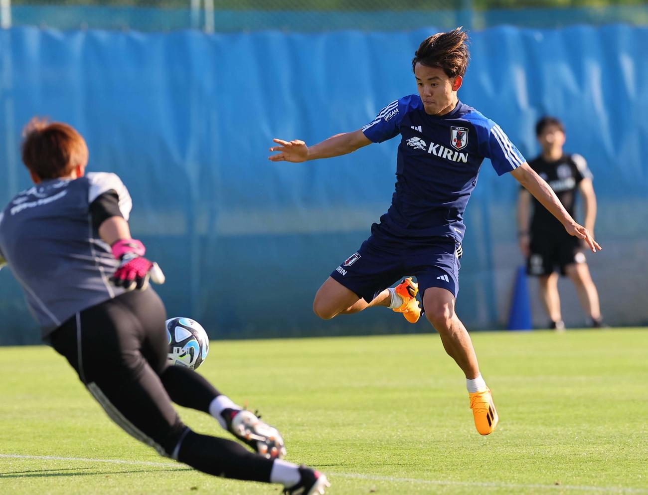 軽快な動きでシュートを放つ久保（撮影・上田博志）