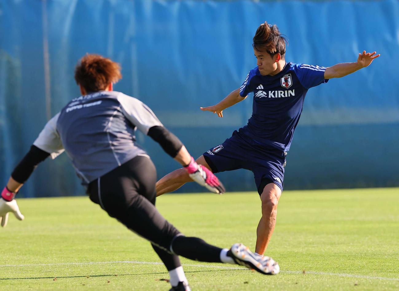 軽快な動きでシュートを放つ久保（撮影・上田博志）