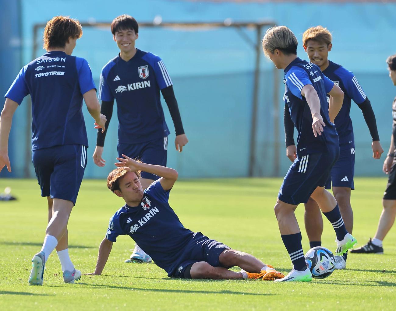 久保（中央）はスライディングでボールを奪いにいく（撮影・上田博志）