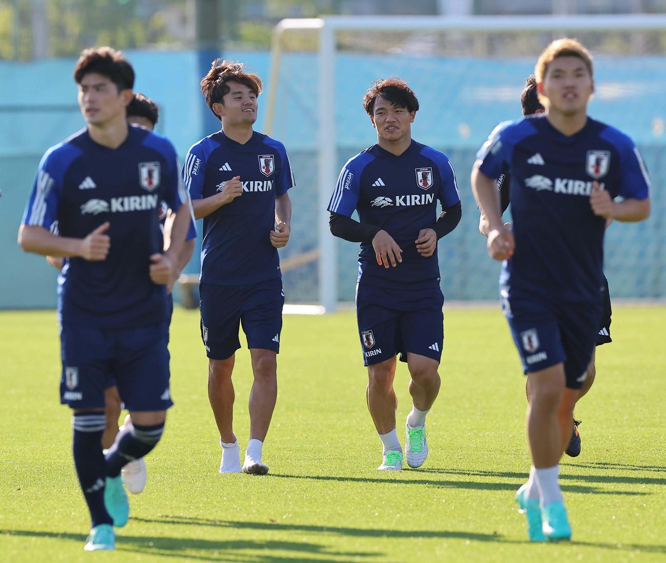 ランニングをして汗を流す久保（中央左）と旗手（同右）（撮影・上田博志）