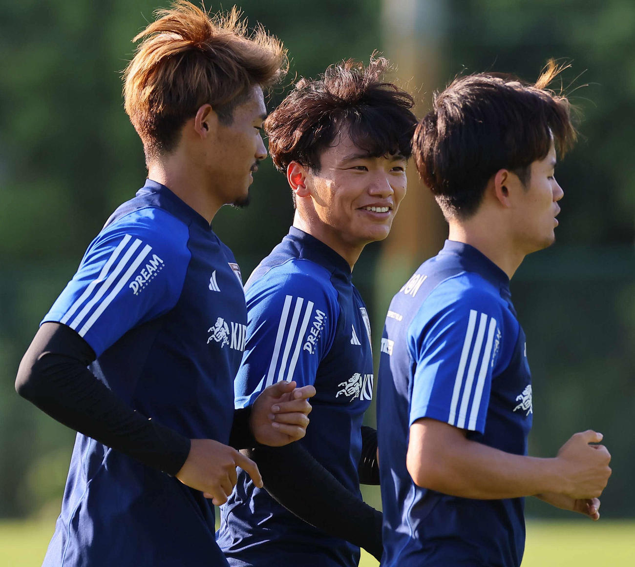 旗手（中央）は守田（左）久保と笑顔を見せながらランニングをする（撮影・上田博志）