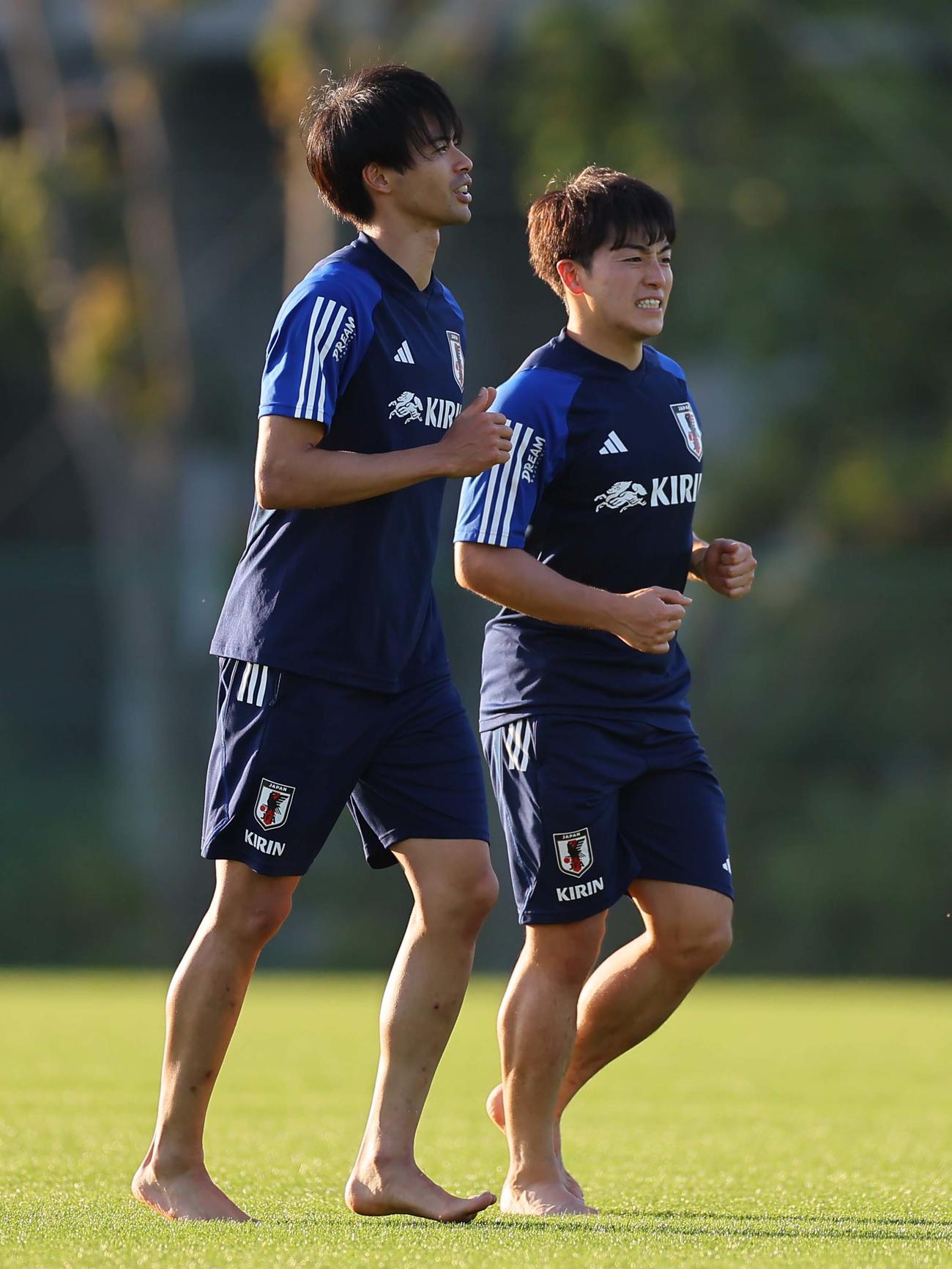 裸足でランニングをする三笘（左）と相馬（撮影・上田博志）