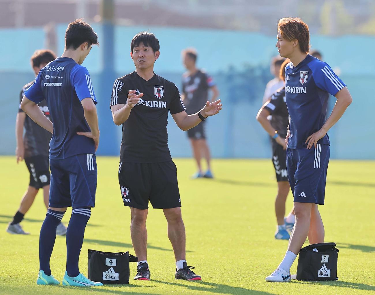 森保監督（中央）は谷口（左）、板倉と話をする（撮影・上田博志）
