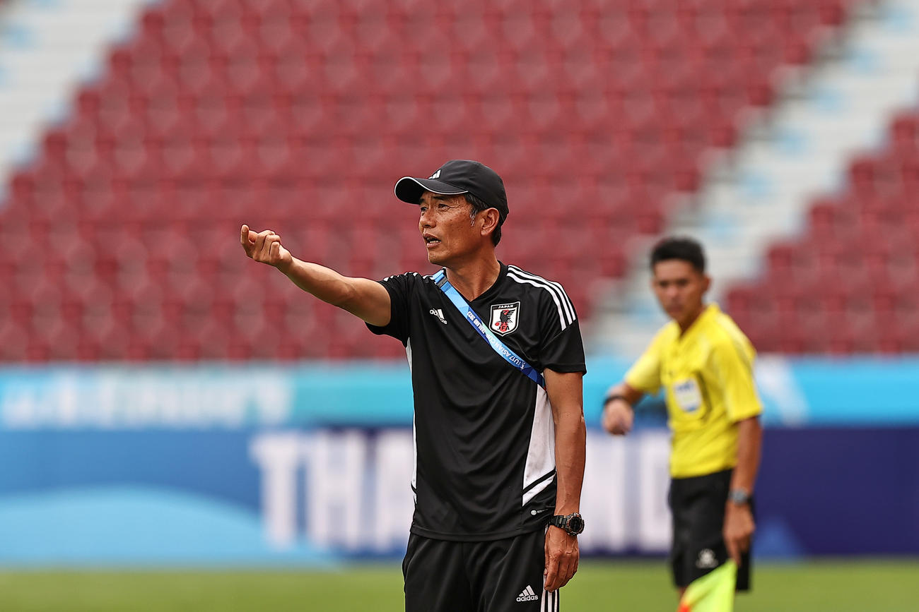 日本対ウズベキスタン　指示を出すU－17日本代表の森山佳郎監督（C）2023　AFC