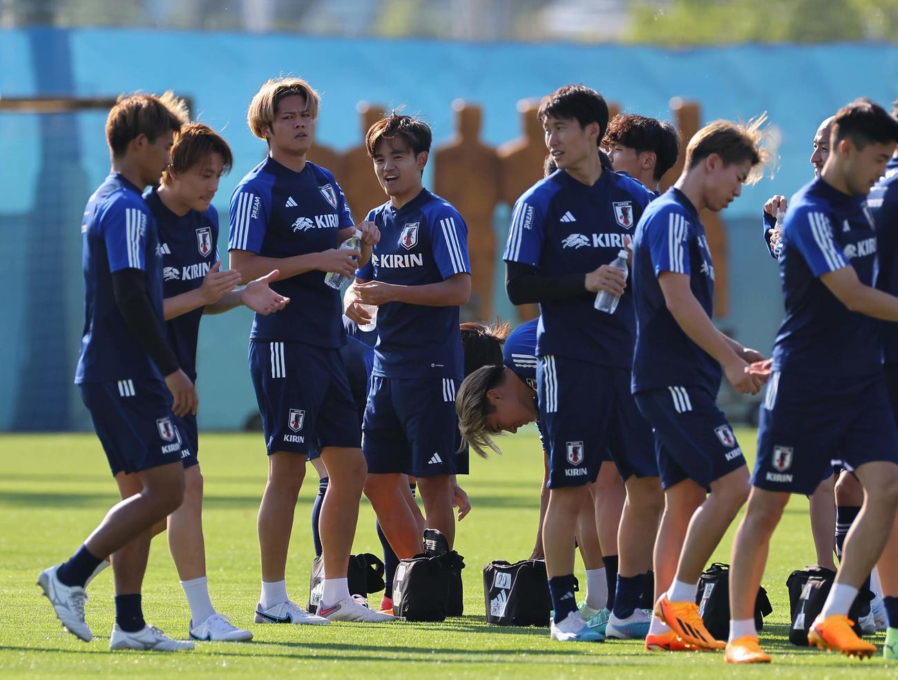 練習中に笑顔を見せる久保（中央）（撮影・上田博志）