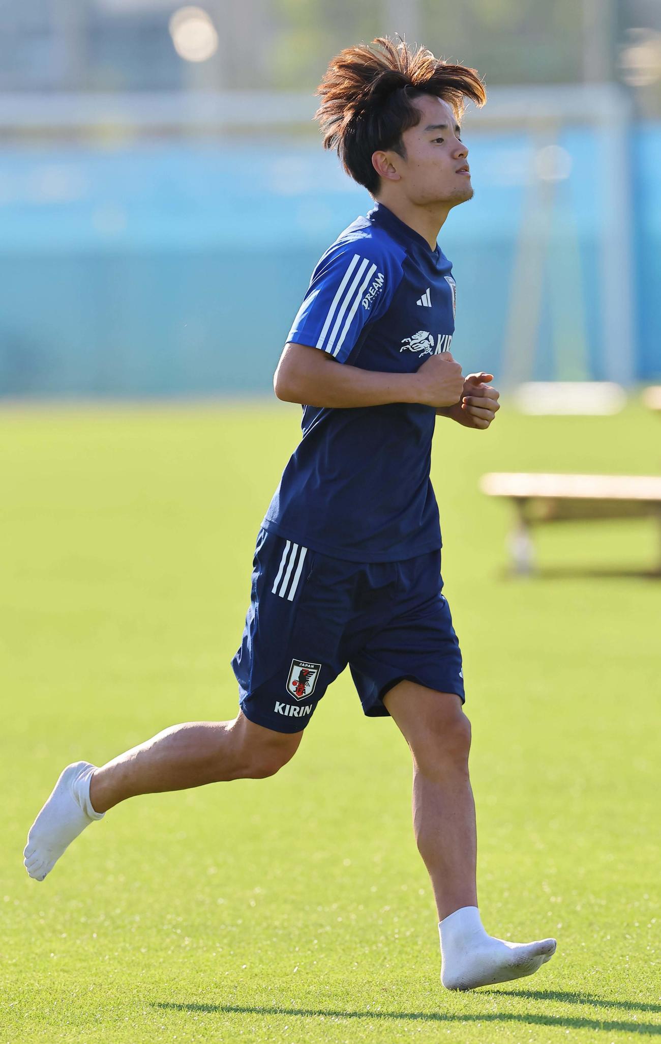 スパイクを脱いでランニングをする久保（撮影・上田博志）