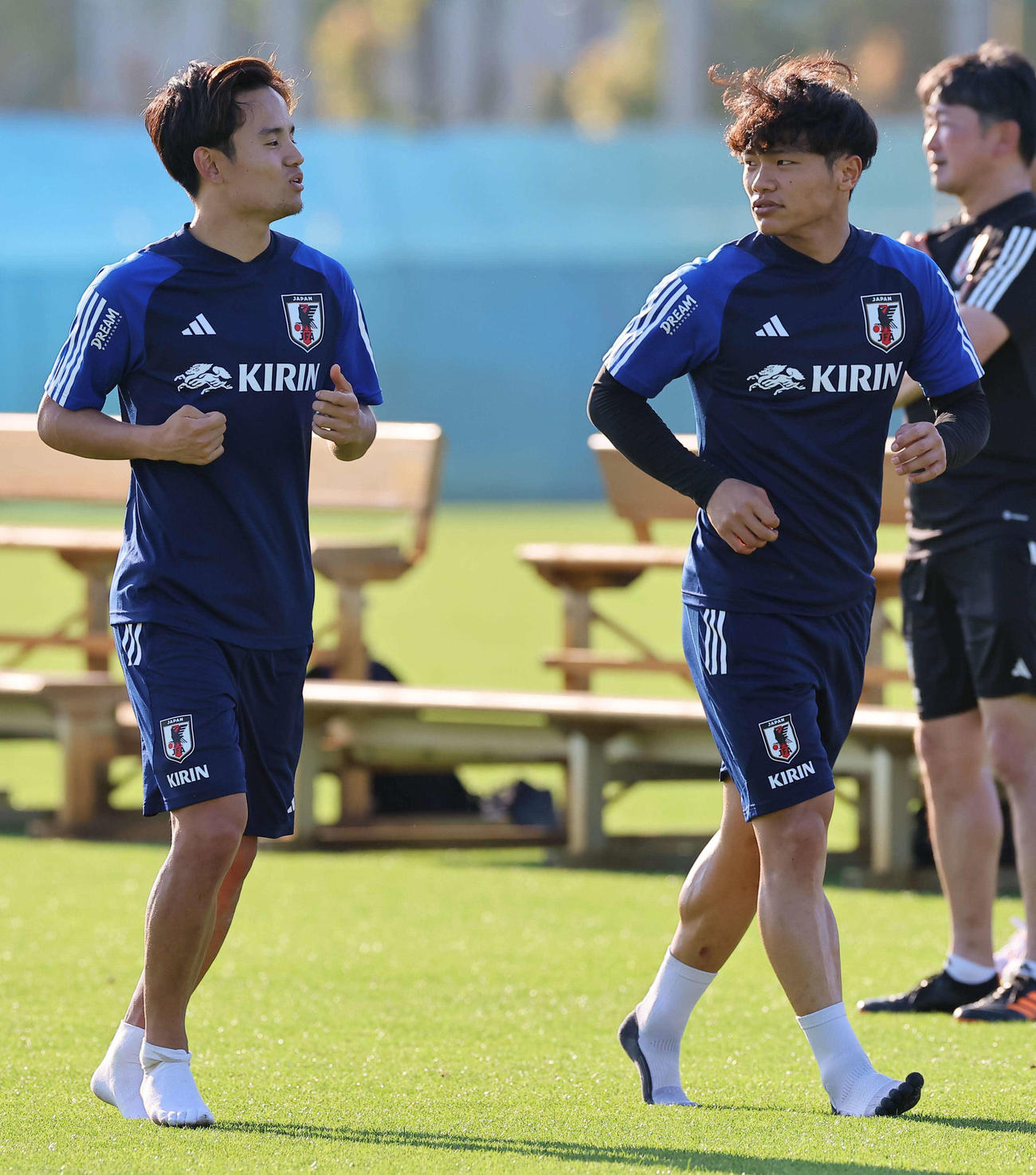 スパイクを脱いでランニングをする久保（左）と旗手（撮影・上田博志）