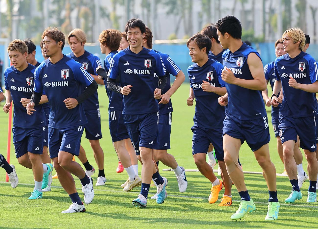 鎌田（中央）は久保（同右）らとリラックスムードでランニングをする（撮影・上田博志）