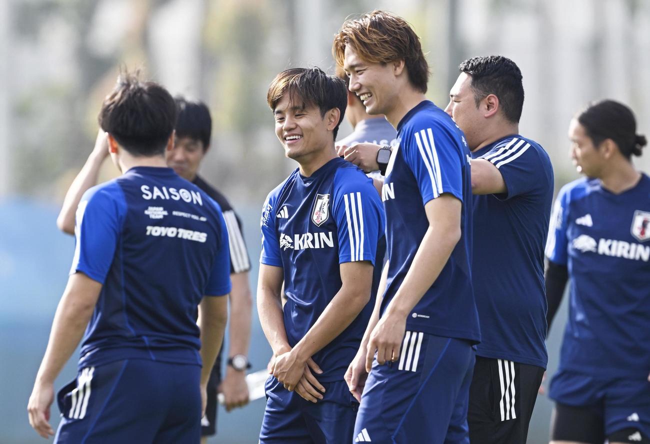 ペルー戦に向けた練習で、笑顔を見せる久保（中央左）と板倉（同右）（共同）