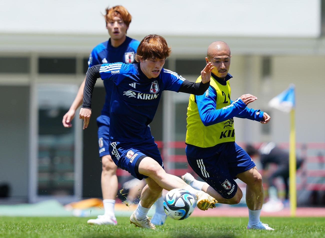 練習中、トラップで反転する古橋（手前）（2023年6月16日撮影）
