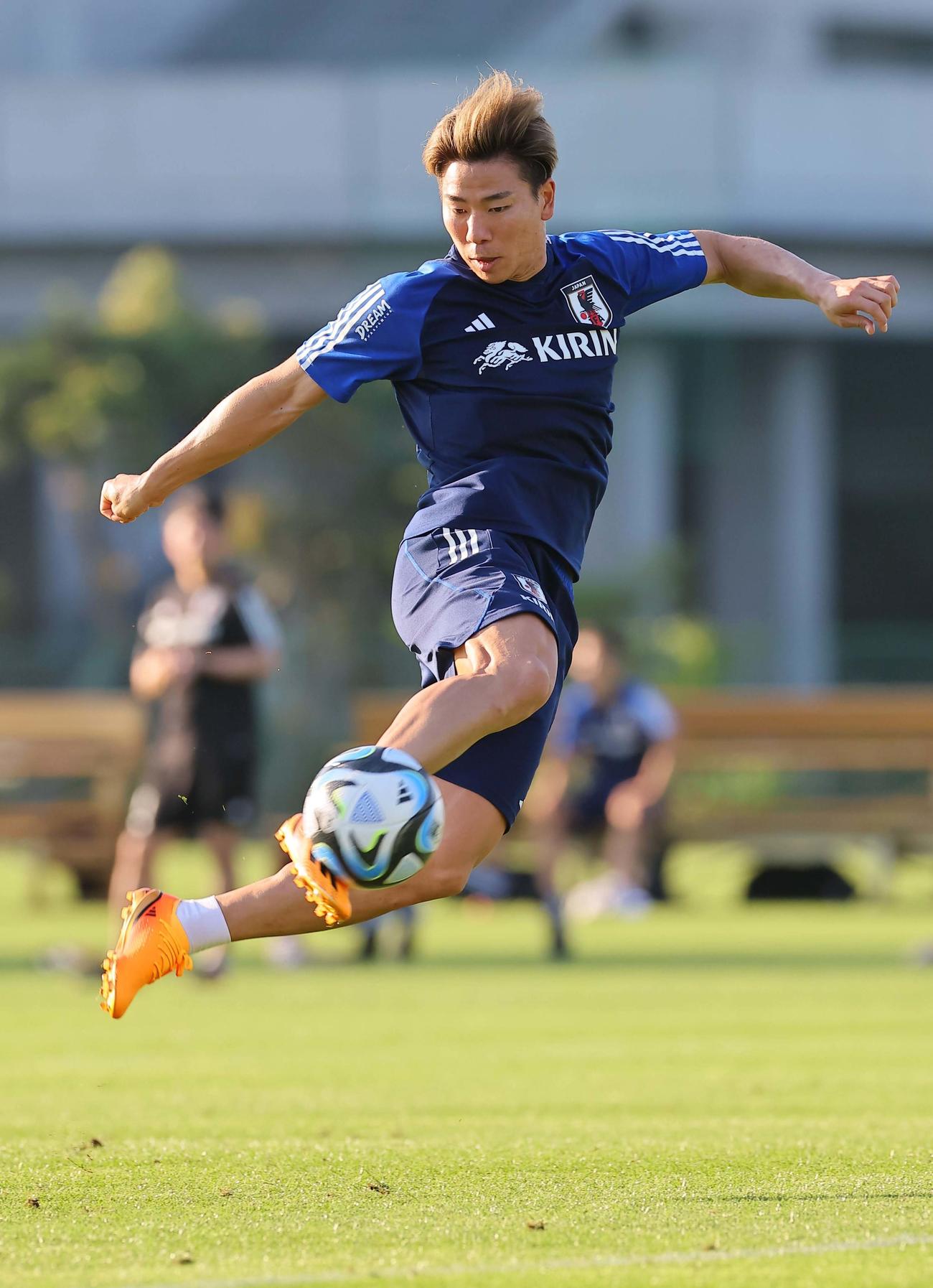 練習でジャンピングシュートを放つ浅野（2023年6月17日撮影）
