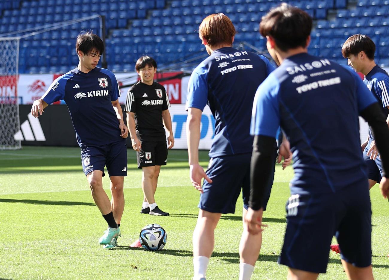 パナソニックスタジアム吹田で練習する三笘（撮影・上田博志）