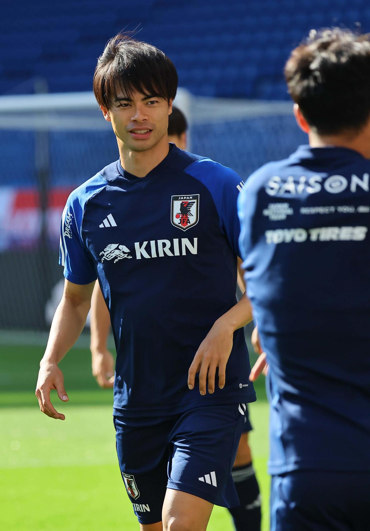 笑顔を見せながら練習に励む三笘（撮影・上田博志）