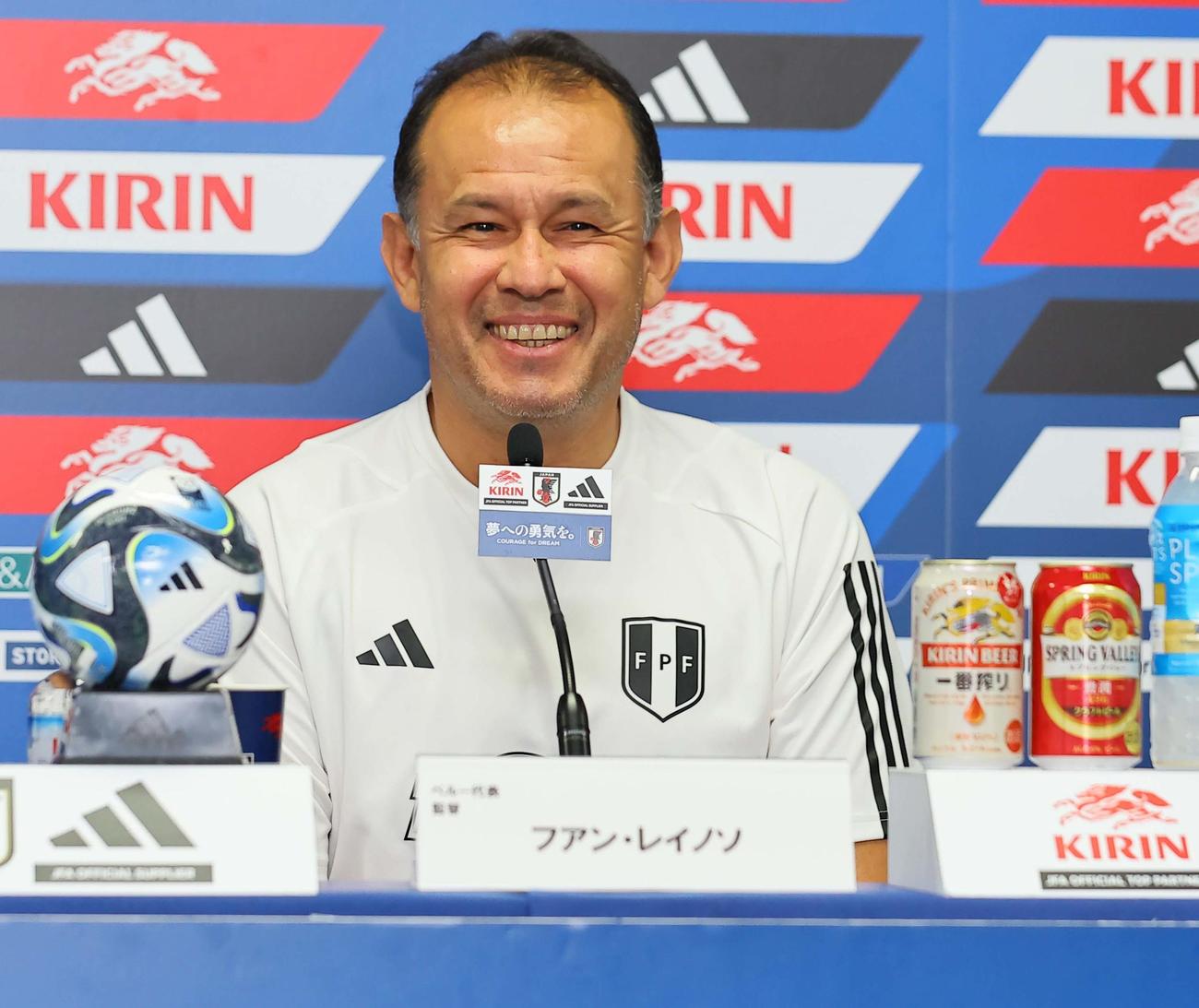 会見で記者の質問に答えるサッカーペルー代表・フアン・レイノソ監督（撮影・上田博志）