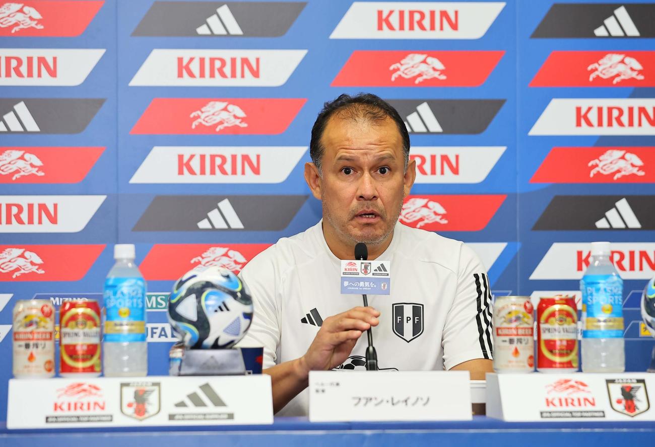 会見で記者の質問に答えるサッカーペルー代表・フアン・レイノソ監督（撮影・上田博志）
