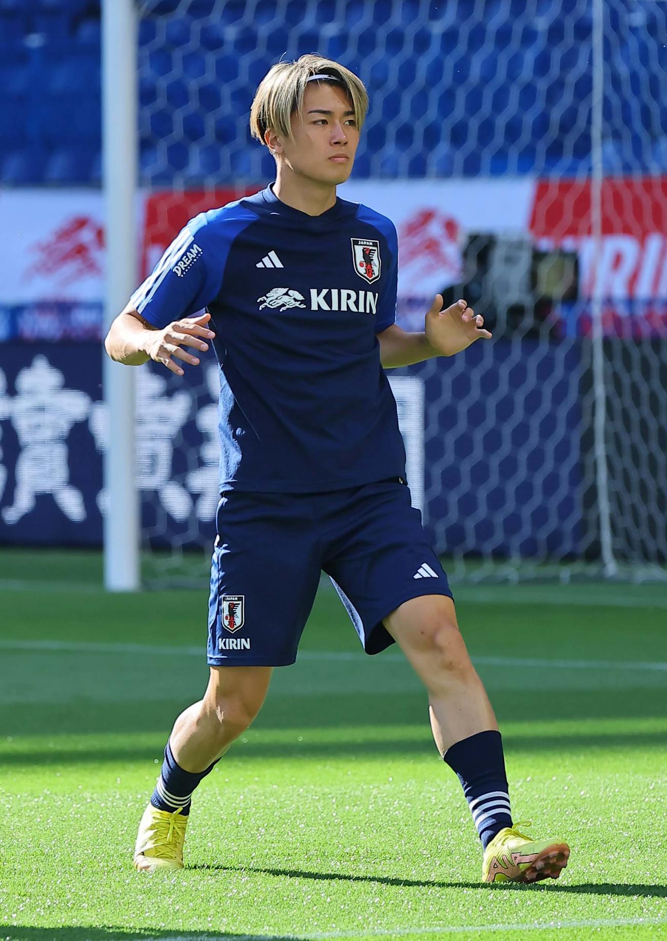 ウオーミングアップをする中村敬（撮影・上田博志）