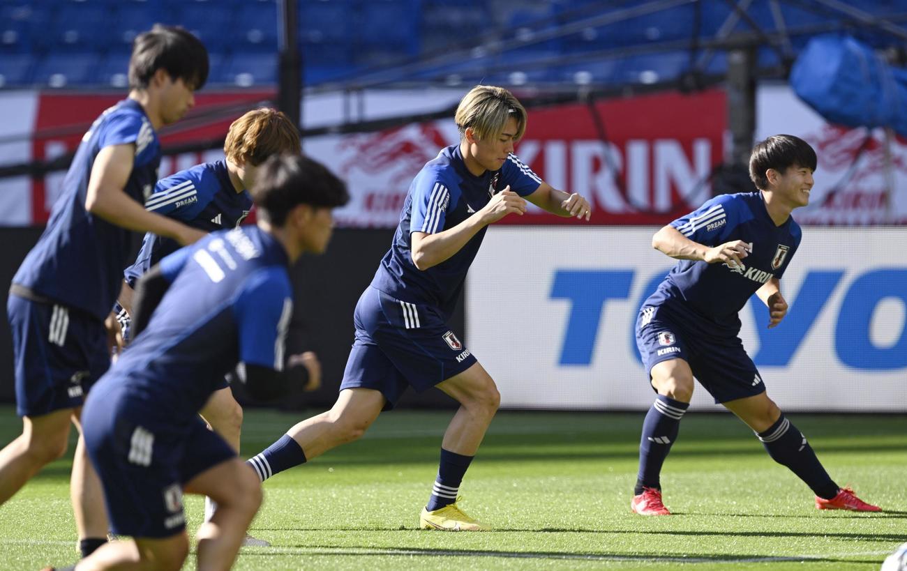 ペルー戦に向け、最終調整する中村敬（右から2人目）ら（共同）