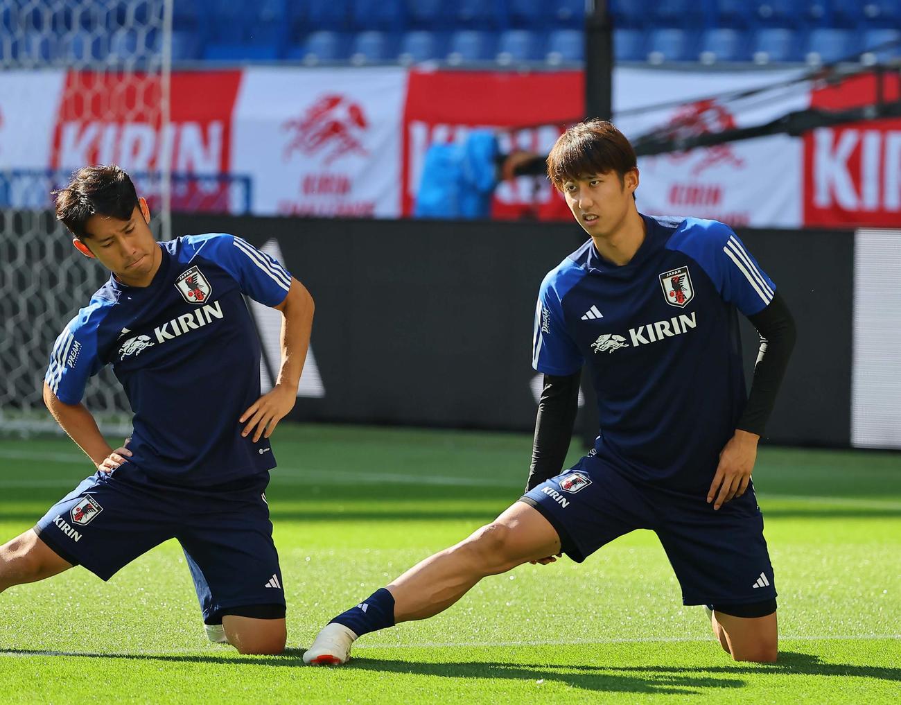 ストレッチをする伊藤（右）と森下（撮影・上田博志）