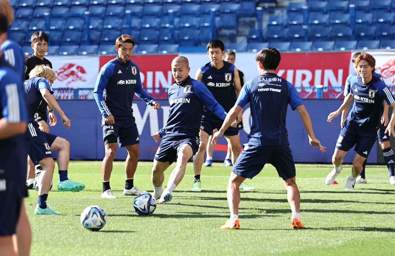 前田（中央）はパナソニックスタジアム吹田で練習する（撮影・上田博志）