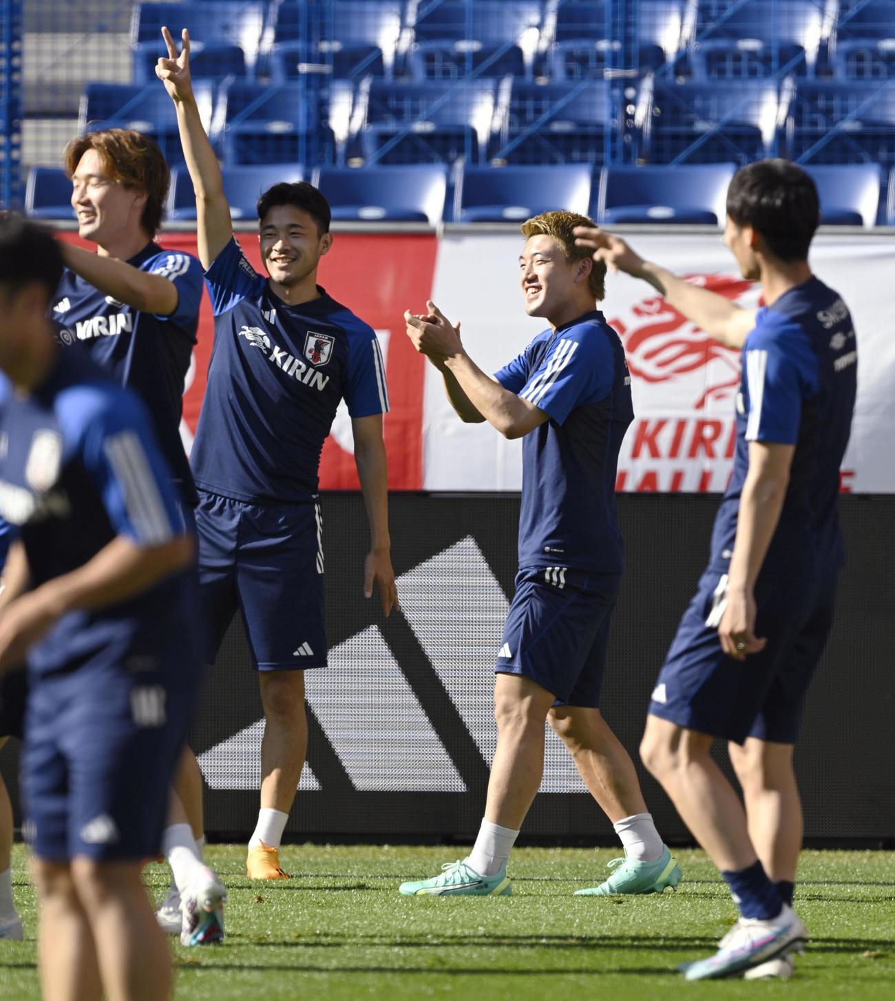 ペルー戦に向け笑顔で調整する（右2人目から）堂安、菅原ら（共同）