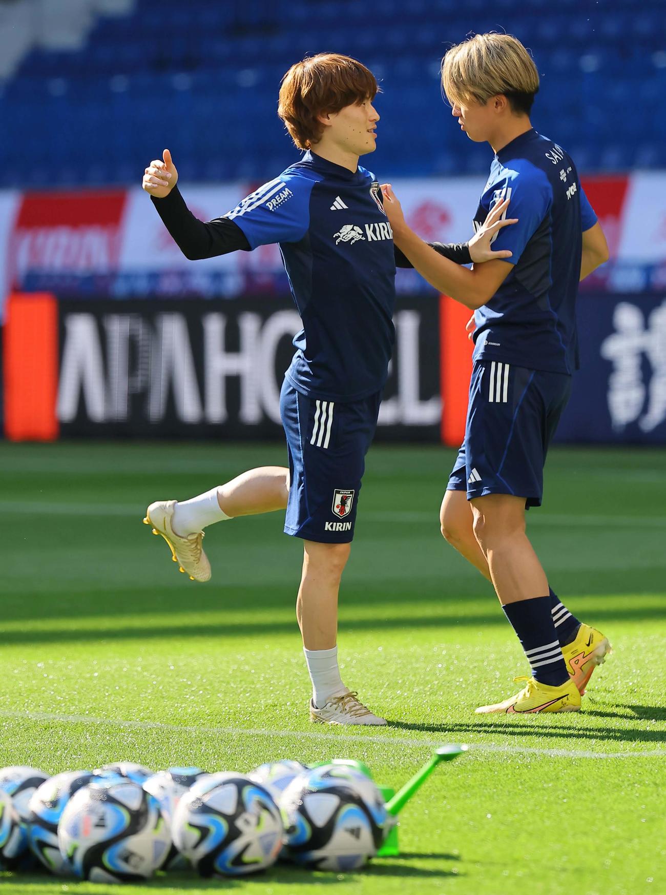 中村敬（右）とウオーミングアップをする古橋（撮影・上田博志）