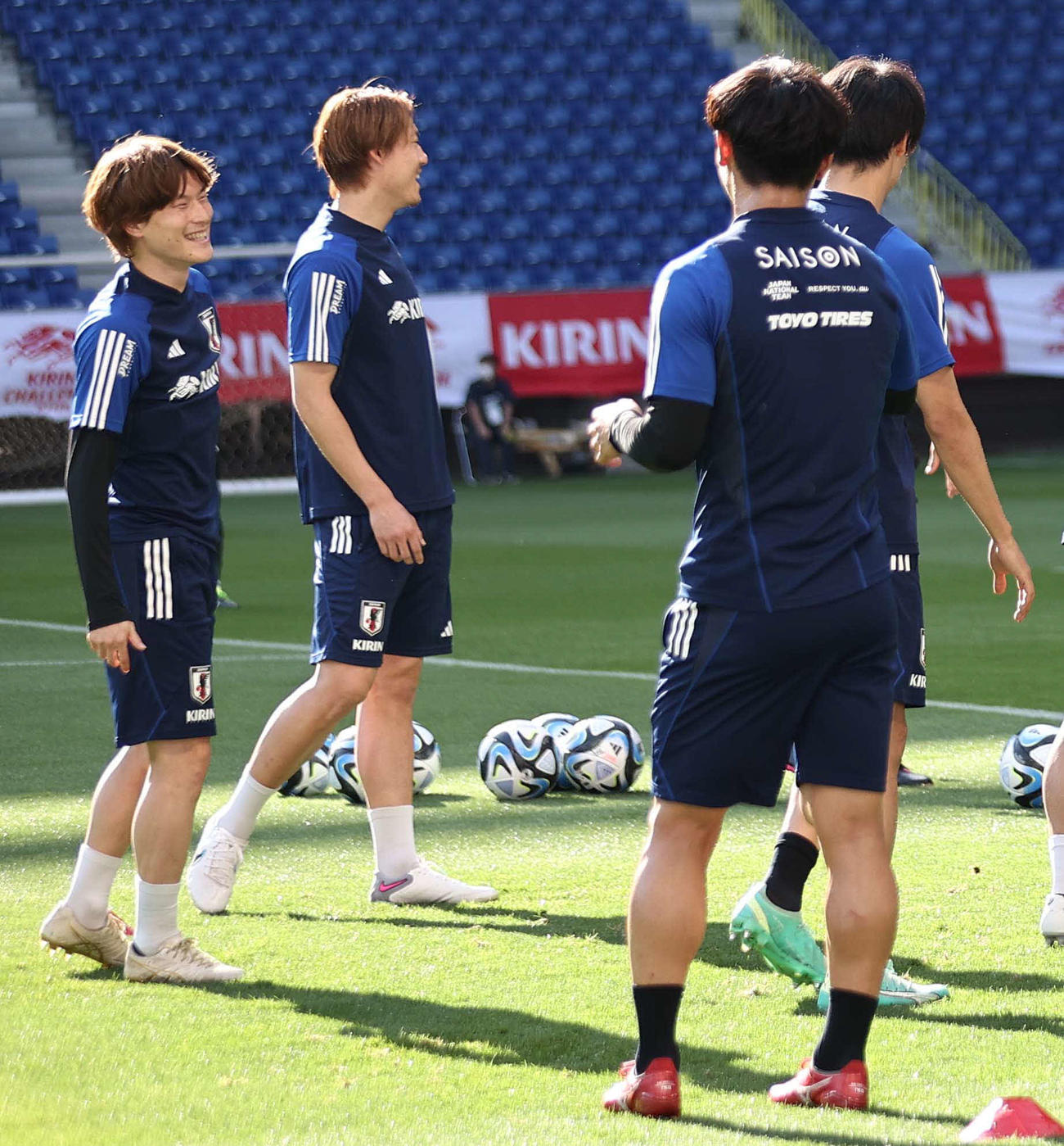 古橋（左）はイレブンと笑顔を見せる（撮影・上田博志）