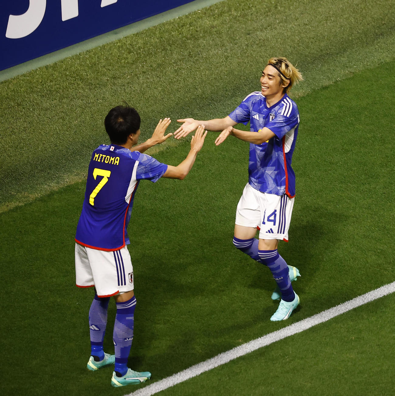 日本対ペルー　後半、追加点を決め、アシストをした三笘（左）とタッチを交わす伊東（撮影・藤尾明華）