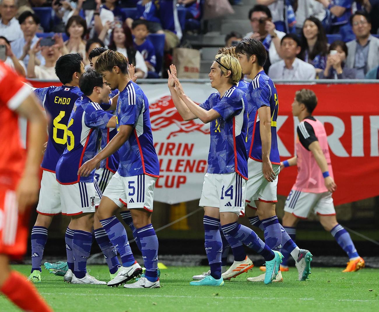 後半、ゴールを喜ぶ伊東純也（右から2人目）（撮影・上田博志）