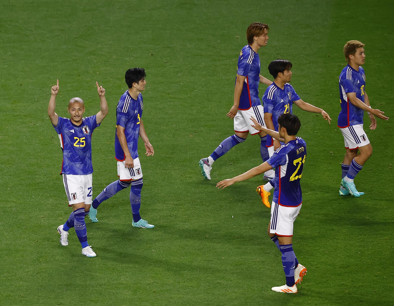 日本対ペルー　後半、追加点を決め、ポーズを決める前田（左端）（撮影・藤尾明華）