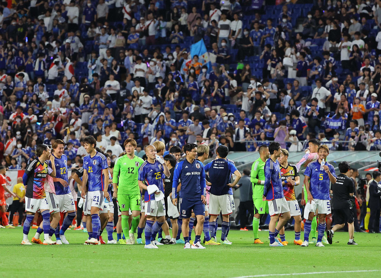 日本対ペルー　試合後、健闘をたたえ合う日本代表の選手たち（撮影・上田博志）