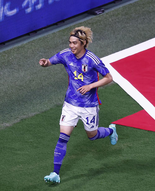 日本対ペルー　後半、追加点を決め、アシストをした三笘薫に駆け寄る伊東純也（撮影・藤尾明華）