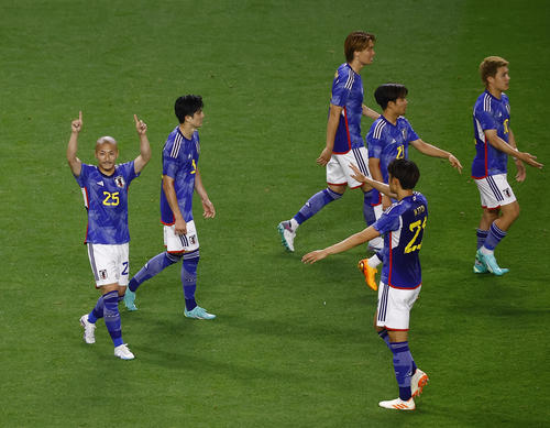 日本対ペルー　後半、追加点を決め、ポーズを決める前田（左端）（撮影・藤尾明華）
