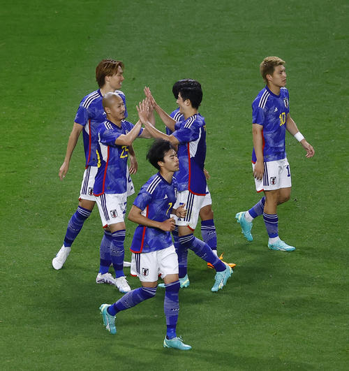 日本対ペルー　後半、ゴールを決め、谷口（中央）とタッチを交わす前田（撮影・藤尾明華）
